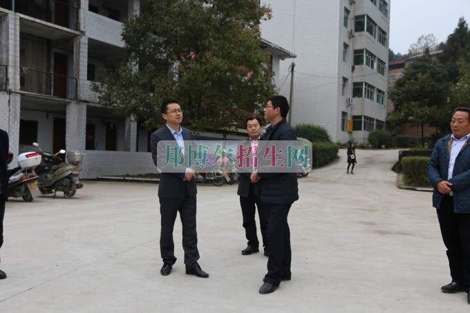 縣教科體局黨委書記、局長馮遼平深入平昌縣西興職業(yè)中學(xué)調(diào)研