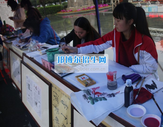 南充師范學(xué)?；ㄩ_滿堂盛世春——南充師范歡慶“三八”節(jié)