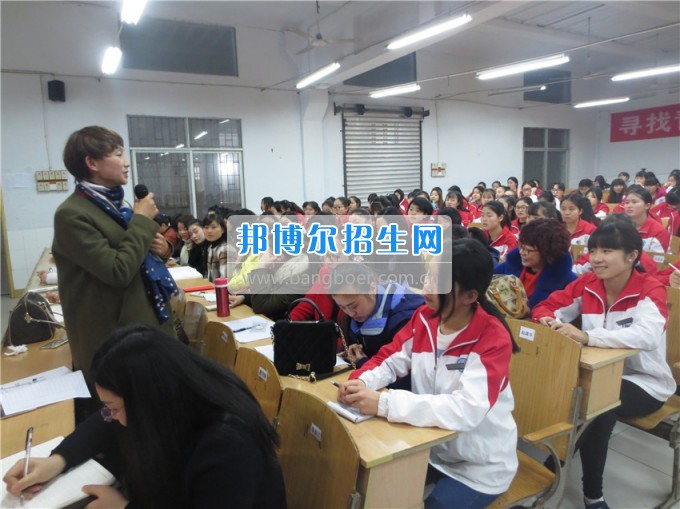 南充師范學(xué)?；ㄩ_滿堂盛世春——南充師范歡慶“三八”節(jié)