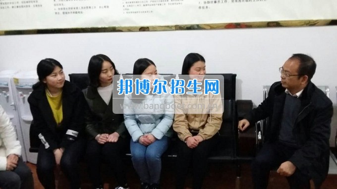 南充師范學(xué)校蔡禮儒校長赴高坪、嘉陵參加實習(xí)就業(yè)基地掛牌并看望實習(xí)生