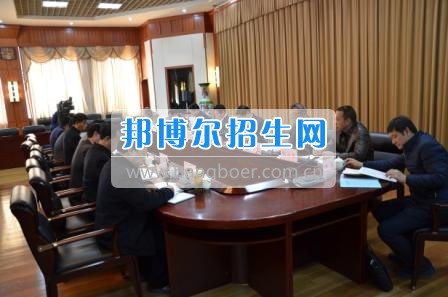 州委、州政府主要領(lǐng)導(dǎo)調(diào)研大理衛(wèi)校整體搬遷建設(shè)工作  2月10日下午，州委書記陳堅(jiān)和州委副書記、州長楊健等領(lǐng)導(dǎo)蒞臨大理衛(wèi)校(大理護(hù)理職業(yè)學(xué)院)海東新校區(qū)，對學(xué)校整體搬遷項(xiàng)目建設(shè)情況進(jìn)行實(shí)地調(diào)研，并在龍山國際會(huì)議中心主持召開推進(jìn)大理衛(wèi)校(大理護(hù)理職業(yè)學(xué)院)整體搬遷建設(shè)專題會(huì)議。楊泓濤校長代表學(xué)校匯報(bào)了學(xué)校的工作情況，海開委、州衛(wèi)計(jì)委、州教育局、州財(cái)政局、州發(fā)改委、州委編辦、州人社局、州審計(jì)局等部門領(lǐng)導(dǎo)對大理衛(wèi)校(大理護(hù)理職業(yè)學(xué)院)整體搬遷建設(shè)情況進(jìn)行了匯報(bào)說明。   會(huì)上,陳堅(jiān)書記強(qiáng)調(diào),各主管部門要站在促進(jìn)全州教育、衛(wèi)生事業(yè)發(fā)展的高度，加強(qiáng)協(xié)調(diào)聯(lián)動(dòng),幫助解決大理衛(wèi)校整體搬遷工作推進(jìn)上的瓶頸問題,以高標(biāo)準(zhǔn)、嚴(yán)要求組織驗(yàn)收和掃尾工作，保證施工安全、建筑安全及搬遷后的校園安全。楊健州長重申了實(shí)現(xiàn)整體搬遷的意義，并要求學(xué)校要在升格組建大理護(hù)理職業(yè)學(xué)院的同時(shí)，保留大理衛(wèi)校的牌子和教學(xué)優(yōu)勢，不斷提高辦學(xué)質(zhì)量，擴(kuò)大辦學(xué)規(guī)模，為全州衛(wèi)生事業(yè)發(fā)展輸送更多優(yōu)質(zhì)人才。   此次調(diào)研和座談會(huì)充分體現(xiàn)了州委、州政府對于學(xué)校整體搬遷建設(shè)的高度重視，也為學(xué)校發(fā)展指明了方向。學(xué)校領(lǐng)導(dǎo)對州委、州政府長期以來對學(xué)校的關(guān)心和支持致以衷心的感謝，并表示將按照會(huì)議的相關(guān)要求，抓實(shí)各項(xiàng)搬遷準(zhǔn)備工作，確保按時(shí)完成搬遷辦學(xué)。多措并舉做好資金籌措和師資隊(duì)伍建設(shè)，齊心協(xié)力將大理衛(wèi)校(大理護(hù)理職業(yè)學(xué)院)打造成為一所具有特色的一流高等護(hù)理職業(yè)院校。