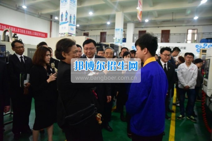 泰國(guó)詩(shī)琳通公主攜高訪(fǎng)團(tuán)蒞臨貴州省機(jī)械工業(yè)學(xué)校參觀訪(fǎng)問(wèn)