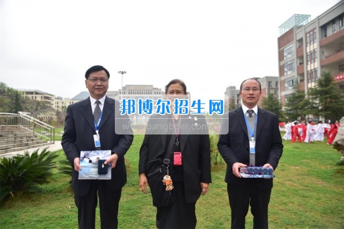 泰國(guó)詩(shī)琳通公主攜高訪(fǎng)團(tuán)蒞臨貴州省機(jī)械工業(yè)學(xué)校參觀訪(fǎng)問(wèn)