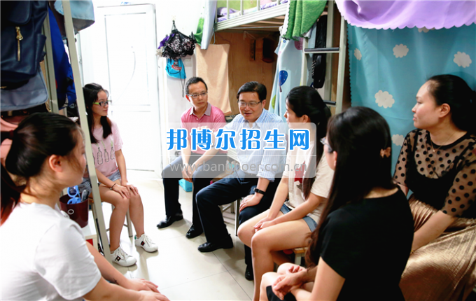 成都中醫(yī)藥大學(xué)領(lǐng)導(dǎo)走訪慰問老黨員、困難黨員和群眾代表