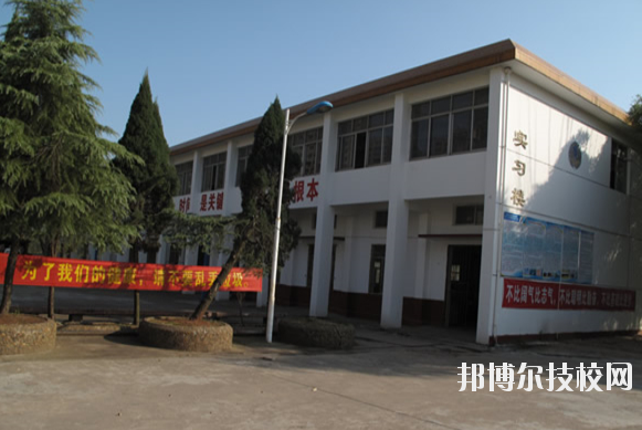 贛州應(yīng)用技術(shù)職業(yè)學(xué)校2020年招生辦聯(lián)系電話(huà) 