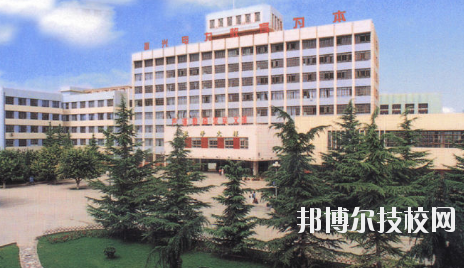 知道一所學校的名字，但是最基本的學校簡介是必須了解的，選學校不能初心，畢竟是關(guān)系到自己的將來。以下是小編整理的蘭州電力學校介紹。  蘭州電力學校層次：中專  蘭州電力學校性質(zhì)：公辦  蘭州電力學校地址：蘭州市安寧區(qū)萬新北路  蘭州電力學校介紹 蘭州電力學校坐落于蘭州安寧區(qū)，環(huán)境優(yōu)美，教學設(shè)施齊全。蘭州電力學校、甘肅電業(yè)職工中等專業(yè)學校、甘肅電力繼續(xù)教育中心三塊牌子，一套機構(gòu)，分署辦公，甘肅電力黨校掛靠在學校。  十幾年來，蘭州電力學校先后招收國家任務(wù)生、社會委培生、市場調(diào)節(jié)生等類學生，為社會和系統(tǒng)培養(yǎng)畢業(yè)生3104名，為甘肅電力系統(tǒng)和農(nóng)電系統(tǒng)培訓學員近16000人。 經(jīng)過十幾年、尤其是90年代中后期的迅速發(fā)展，學校已經(jīng)成為甘肅省中專學校的佼佼者，建有一座中型實習工廠，有計算機多媒體教室、電子閱覽室等18個實驗室和校園計算機網(wǎng)絡(luò)。學校曾經(jīng)和現(xiàn)設(shè)置的專業(yè)有發(fā)電廠及電力系統(tǒng)、電廠熱能動力設(shè)備、電廠化學、建筑工程估價、用電管理、計算機應(yīng)用、財務(wù)會計、城鎮(zhèn)供用電、農(nóng)村供用電、制冷與空調(diào)安裝、電力營銷、電氣技術(shù)、電子電器、輸配電線路施工檢修與運行、水利水電工程技術(shù)、文化藝術(shù)等近二十個專業(yè)。學制有大中專二年半、在職中專三年、普通中專四年和