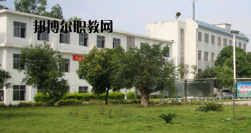 合山職業(yè)技術學校2020年報名條件、招生要求、招生對象