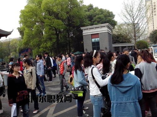 成都國(guó)演藝術(shù)學(xué)校2020年報(bào)名條件、招生要求、招生對(duì)象