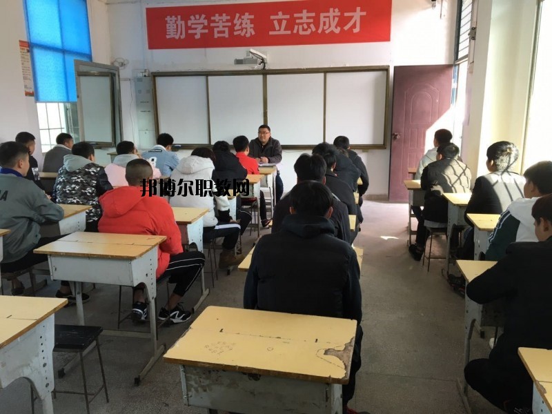 銅鼓縣職業(yè)中專學校2020年報名條件、招生要求、招生對象