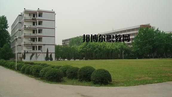 四川省工業(yè)貿(mào)易學(xué)校2020年報(bào)名條件、招生要求、招生對(duì)象