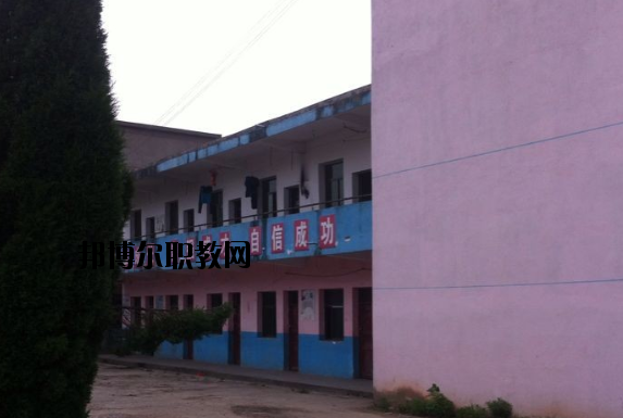 不同的同學(xué)對(duì)于學(xué)校宿舍的要求也是不一樣的。有的同學(xué)認(rèn)為學(xué)校宿舍休息的條件就可以了，而有的同學(xué)則希望學(xué)校宿舍還有可以學(xué)習(xí)的條件，這樣自己以后如果有沒有完成的學(xué)習(xí)任務(wù)還可以在宿舍繼續(xù)完成。當(dāng)學(xué)校的宿舍條件滿足同學(xué)們的預(yù)期的時(shí)候，這所學(xué)校被選擇的幾率也會(huì)大大提高。  上饒中等職業(yè)學(xué)校宿舍條件 學(xué)校宿舍寬敞明亮，配有衛(wèi)生間、空調(diào)、書桌、柜子、熱水等等設(shè)施，條件較好。  上饒中等職業(yè)學(xué)校辦學(xué)條件 1、學(xué)校坐落在上饒市近郊皂頭鎮(zhèn)，擁有自建的獨(dú)立校園，校區(qū)占地面積60余畝，建筑面積24100平方米，環(huán)境幽雅，交通便利，各類設(shè)施齊全，公寓式宿舍并配有空調(diào)，是莘莘學(xué)子理想的求學(xué)深造之地。  2、教學(xué)儀器設(shè)備總值380多萬，圖書2萬余冊(cè)，現(xiàn)代教育教學(xué)設(shè)施完備，建有計(jì)算機(jī)房、語音室、形體房、電子實(shí)訓(xùn)室、多媒體教室、大禮堂、電子閱覽室、琴房和教育實(shí)習(xí)基地等各類教學(xué)場(chǎng)所。  3、現(xiàn)有全日制教學(xué)班級(jí)15多個(gè)，在校學(xué)生600多人。  上饒中等職業(yè)學(xué)校獲得成就 學(xué)校辦學(xué)十五年來，先后培養(yǎng)了八千多名合格的畢業(yè)生，從我校走出的畢業(yè)生一大批都已成為企業(yè)的技術(shù)骨干和管理人員，學(xué)校先后被省教育廳授予“江西省示范中等職業(yè)學(xué)校”“江西省中等職業(yè)學(xué)校先進(jìn)單位”上饒市政府授予“全市先進(jìn)學(xué)校”上饒市教育局授予“上饒市重點(diǎn)職業(yè)學(xué)校”等榮譽(yù)稱號(hào)。  小編總結(jié) 我們可以看到學(xué)校的宿舍寬敞明亮，配有衛(wèi)生間、空調(diào)、書桌、柜子、熱水等等設(shè)施，條件較好，無論同學(xué)們是在寢室學(xué)習(xí)還是休息都是很方便的?？催^上饒中等職業(yè)學(xué)校的宿舍條件以后，小伙伴們覺得學(xué)校的宿舍怎么樣呢?