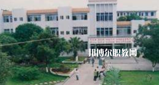 柳州市衛(wèi)生學(xué)校2020年報(bào)名條件、招生要求、招生對象 