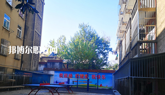 在對這所學校進行判斷以后，才會知道不同學校之間所公布的各方面情況都是不同的，而這些信息也是需要學生自己去進行判斷的，當然了其中有關于學校的住宿環(huán)境也是需要被學生所了解的，畢竟這是每個學生在學校的住宿情況。  蕪湖職業(yè)技術學院附屬中等職業(yè)學校住宿條件 學生宿舍實行四人間公寓化、封閉式管理，并配有校園公共浴室、住宿條件不錯，給學生提供了一個舒適、安全的學習和生活環(huán)境。  蕪湖職業(yè)技術學院附屬中等職業(yè)學校辦學條件 學校坐落在美麗的鏡湖公園和九蓮塘公園中間，是市中心唯一的一所公辦職業(yè)學校，交通便利，環(huán)境優(yōu)美，生活方便。學校本著對教育教學質量和學生負責的態(tài)度，劃定最低錄取線。住校生宿舍條件優(yōu)越，實行公寓化、封閉式管理。學校教學設備齊全，多媒體電教室、多功能活動廳、計算機組裝實驗室、數(shù)字化動漫實驗室、語言實驗室、實訓賓館、與學院聯(lián)網(wǎng)的校園網(wǎng)及學院擁有的實驗實訓室等，為學生提升動手能力、開拓視野創(chuàng)造了得天獨厚的條件。  蕪湖職業(yè)技術學院附屬中等職業(yè)學校師資力量 近幾年我校一批優(yōu)秀教師、教壇新星脫穎而出，多人次獲國家、省、市一等獎項。我?，F(xiàn)有正教授一名，省級特級教師一名(同類學校唯一)，高中級教師若干。學校聘請蕪湖職業(yè)技術學院專家教授組成教學督導組實施教學督導，對備課、上課等教學環(huán)節(jié)進行全程質量評估，以督導促教學、以督導促創(chuàng)新、以督導促規(guī)范，使學生學有所成。我校教學計劃和課程設置是由學院、附校、用人單位、專業(yè)領域專家四方參與研發(fā)。已形成：頂層設計、分層教學、工學結合、系統(tǒng)培養(yǎng)的獨特教學模式。嚴把教學標準和畢業(yè)生質量標準兩個關口。  以上所介紹的信息便是有關于蕪湖職業(yè)技術學院附屬中等職業(yè)學校的住宿情況，就可以知道其實這所學校對于學生的基本需求是可以滿足的，但是學生想要選擇其他方面的住宿情況話，就需要學生提前去對每所學校的住宿情況進行了解。