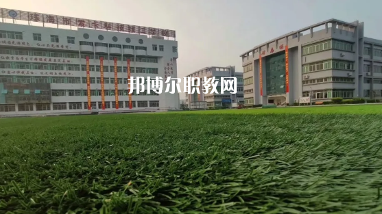 問(wèn)：珠海索卡科技技工學(xué)校怎么樣、好不好?  答:珠海市索卡科技技工學(xué)校是經(jīng)珠海市人力資源和社會(huì)保障局批準(zhǔn)成立，廣東索卡集團(tuán)有限公司創(chuàng)辦的以培養(yǎng)中級(jí)技術(shù)人才為主的全日制中等技工學(xué)校。學(xué)校位于粵港澳大灣區(qū)的珠海市后花園高欄港經(jīng)濟(jì)區(qū)平沙鎮(zhèn)，是2020年珠海市西部地區(qū)僅有的一所中等職業(yè)學(xué)校。學(xué)校被列為廣東省足球協(xié)會(huì)(珠海)培訓(xùn)實(shí)驗(yàn)基地、珠海市新型技能人才培訓(xùn)基地，珠海市國(guó)防與公共安全體驗(yàn)基地。  珠海索卡科技技工學(xué)校就業(yè) 學(xué)校堅(jiān)持校企合作的辦學(xué)思路，采取訂單式的人才培養(yǎng)模式，與省市足協(xié)和部分省內(nèi)外高等院校、眾多優(yōu)質(zhì)企業(yè)建立了校企合作關(guān)系，學(xué)生就業(yè)率保持在100%。索卡集團(tuán)以“體育+旅游”產(chǎn)業(yè)開(kāi)發(fā)為核心，多元化經(jīng)營(yíng)，業(yè)務(wù)覆蓋體育、游艇、教育、酒店、醫(yī)療、康復(fù)康養(yǎng)、產(chǎn)業(yè)科研、商業(yè)運(yùn)營(yíng)、資本投資等領(lǐng)域，2019年正在珠海市平沙鎮(zhèn)投資建設(shè)“索卡國(guó)際足球小鎮(zhèn)”項(xiàng)目，計(jì)劃總投資60億元人民幣。  珠海索卡科技技工學(xué)校 學(xué)校規(guī)劃占地面積205畝，現(xiàn)有建筑面積約3萬(wàn)平方米，環(huán)境優(yōu)美，交通便利，教學(xué)生活設(shè)施齊全，是一所獨(dú)具特色的技工學(xué)校。學(xué)校建有標(biāo)準(zhǔn)足球場(chǎng)、籃球場(chǎng)、排球場(chǎng)、羽毛球場(chǎng)、乒乓球場(chǎng)等活動(dòng)場(chǎng)所。有教學(xué)樓、實(shí)訓(xùn)樓、學(xué)生公寓樓、學(xué)術(shù)報(bào)告廳、學(xué)生社團(tuán)活動(dòng)中心等教育教學(xué)生活場(chǎng)所。  珠海索卡科技技工學(xué)校管理 學(xué)校管理科學(xué)規(guī)范，采取全封閉軍事化管理模式。學(xué)校有一支既能從事理論教學(xué)，又能指導(dǎo)實(shí)訓(xùn)的“雙師型”隊(duì)伍。學(xué)校堅(jiān)持“以就業(yè)為導(dǎo)向、以服務(wù)為宗旨、以質(zhì)量求生存、以管理樹(shù)形象、以特色謀發(fā)展，達(dá)到學(xué)生、家長(zhǎng)、用人單位滿意”的辦學(xué)理念，根據(jù)市場(chǎng)需求，對(duì)接企業(yè)建專業(yè)，對(duì)接崗位設(shè)課程，根據(jù)興趣選專業(yè)，與就業(yè)市場(chǎng)緊密對(duì)接。  我們的起點(diǎn)可能很低，但我們要有扭轉(zhuǎn)局面的能力，努力把自己的成績(jī)提升上去，很多的學(xué)校都是看重統(tǒng)招的分?jǐn)?shù)線的，只有把自己的學(xué)習(xí)提升上了了，你在考試中才能夠游刃有余，一次考試定乾坤，最后選擇有優(yōu)勢(shì)的學(xué)校。