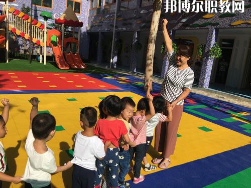 隨著我國人口基數(shù)的大幅上漲，我國幼兒園的數(shù)量呈現(xiàn)逐年遞增的趨勢，但符合現(xiàn)在教育標準的專業(yè)性幼兒教師卻少之又少，所以說幼兒教師行業(yè)是現(xiàn)目前非常有發(fā)展前途的行業(yè)之一。近日就有不少同學咨詢小編關于成都女生讀幼師學校學什么專業(yè)好?女生若是想學幼師類專業(yè)，可以選擇的專業(yè)方向是很多的，在這里就給大家介紹一下。  學前教育專業(yè)就業(yè)前景 在早期教育方面，0-3歲是人的一生中發(fā)展最重要的時期。一個人的學習能力的50%是在生命的頭4年中發(fā)展起來的，初生嬰兒的腦發(fā)育比15歲孩子快1000倍。很多思想和智力是在3歲前打下基礎的。0-3歲是嬰幼兒成長的關鍵期：最初的身體素質、智力發(fā)展、個性品質的形成于發(fā)展都是從這里開始的。越來越多的家長開始接受并重視早期教育，早期教育在我國經(jīng)過10余年的發(fā)展已經(jīng)形成相當?shù)囊?guī)模，不僅是大城市，就算是三、四線城市也隨處可見大大小小的“親子園”“親子中心”“早教中心”等早教機構，但專業(yè)的早期教育師資嚴重不足。  學前教育專業(yè)就業(yè)崗位 1、教師或兒童顧問;  2、兒童發(fā)展評估和指導人員、兒童教育和衛(wèi)生發(fā)展政策制定者、兒童教育咨詢專家——在有關政府機關、各大醫(yī)院的兒科門診工作;  3、兒童專欄節(jié)目采編人員——在報社、雜志社、電臺電視臺等媒體工作;  4、各類兒童用品開發(fā)的專業(yè)顧問或市場調(diào)查和分析專業(yè)人士等。  幼師專業(yè)介紹 培養(yǎng)目標：本專業(yè)培養(yǎng)熱愛幼兒教育事業(yè)，能適應幼兒教育改革與發(fā)展的需要，關愛幼兒，有良好的師德、寬厚的科學文化知識和扎實的學前教育專業(yè)理論，具有過硬的專業(yè)技能、教育能力及教育研究的意識和能力，綜合素質高，能在托幼機構從事0-6歲保教、管理工作的幼兒教師。  核心課程：舞蹈，視唱，琴法，樂理，聲樂，美術，鍵盤和聲與伴奏，幼兒歌曲伴奏，玩教具制作，教師口語，教師禮儀，幼兒游戲與主持，幼兒教育學，兒童文學，幼兒衛(wèi)生與保健，幼兒心里學，幼師英語，珠心算等。  女生讀學前教育怎么樣 學前教育前景不錯，對女孩來說尤其是不錯的選擇。特別是有品牌的幼兒園，十分吃香。  隨著我國幼教事業(yè)的迅速發(fā)展，對于幼兒教師和管理人員的需求驟增，幼師專業(yè)的畢業(yè)生供不應求。盡管今年來全國各地一些院校增建了學前教育專業(yè)來培養(yǎng)幼兒教師，仍然不能滿足整個社會的需求。  國家中長期教育改革和發(fā)展規(guī)劃綱要(2010-2020年)中指出，到2020年，普及學前一年教育，基本普及學前兩年教育，重視0至3歲嬰幼兒教育。大力發(fā)展公辦幼兒園，積極扶持民辦幼兒園。嚴格執(zhí)行幼兒教師資格標準，依法落實幼兒教師地位和待遇。  上面關于成都女生讀幼師學校學什么專業(yè)好，小編給大家介紹了。幼教專業(yè)現(xiàn)在已經(jīng)成為了當代女生選擇的熱門的教育行業(yè)之一。因為幼師是孩子成長關鍵的存在，越來越多的孩子需要受到教育，幼兒教師在今后的道路是很寬廣的。對于女生來說，幼師專業(yè)還是不錯的，因為將來從事工作上會有許多優(yōu)勢，比較好就業(yè)。