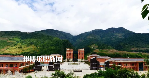 迪慶州民族中等專業(yè)學(xué)校2021年報名條件、招生要求、招生對象