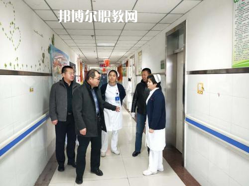 新疆石河子衛(wèi)生學(xué)校2021年招生錄取分?jǐn)?shù)線?我們讀書的同學(xué)就知道分?jǐn)?shù)是很重要的，同學(xué)們自己在找學(xué)校的時(shí)候就知道，同學(xué)們?nèi)タ磳W(xué)校學(xué)校首先問的就是同學(xué)們自己的分?jǐn)?shù)，小編就來(lái)給同學(xué)們整理一下，讓同學(xué)們有參考的。  新疆石河子衛(wèi)生學(xué)校2021年招生錄取分?jǐn)?shù)線 1.121團(tuán)一中380  2.142團(tuán)一中380  3.143團(tuán)一中380  4.148團(tuán)一中381  新疆石河子衛(wèi)生學(xué)校簡(jiǎn)介 石河子衛(wèi)生學(xué)校地處祖國(guó)西北邊陲，位于新疆維吾爾自治區(qū)天山北麓的“戈壁明珠”石河子市，在市中心西小路151號(hào)，學(xué)校地理位置優(yōu)越，環(huán)境優(yōu)美，是教書育人的理想境地。1985年學(xué)校率先在全國(guó)倡導(dǎo)規(guī)范化護(hù)士教育，并制定了一整套管理制度。  學(xué)校老師撰寫的《整體化護(hù)理教學(xué)》已由新疆科技衛(wèi)生出版社發(fā)行，并在全疆護(hù)理教師培訓(xùn)中當(dāng)教材使用。掛牌之后，學(xué)校將把護(hù)理示范專業(yè)辦成技能型緊缺人才的培養(yǎng)培訓(xùn)基地，更好地為全疆各族人民服好務(wù)。  據(jù)了解，建校四十五年來(lái)，這個(gè)學(xué)校為自治區(qū)培養(yǎng)了10328名護(hù)理人才，其中少數(shù)民族學(xué)生占30%，為全疆農(nóng)牧區(qū)培養(yǎng)了一大批扎根基層、留得住、用得上的當(dāng)?shù)厣贁?shù)民族護(hù)理人才。  學(xué)校始建于1958年，占地面積40127平方米，建筑面積30067平方米，實(shí)驗(yàn)室面積1600平方米。設(shè)有護(hù)理、解剖、生理、生化、藥理、化學(xué)、微生物、計(jì)算機(jī)、遠(yuǎn)程、電教中心等11個(gè)實(shí)驗(yàn)室。學(xué)校開設(shè)有護(hù)理、英語(yǔ)護(hù)理、社區(qū)護(hù)理、醫(yī)學(xué)檢驗(yàn)、助產(chǎn)、藥劑等6個(gè)專業(yè)，現(xiàn)有在校生2672人。有漢、維吾爾、哈薩克、回、蒙古、滿、錫泊、烏孜別克、俄羅斯、塔吉克、克爾克孜等多種民族，其中少數(shù)民族的學(xué)生占全校在校學(xué)生總數(shù)的28%。學(xué)?，F(xiàn)有在編教職工89人，專任教師45人，本科學(xué)歷占90.6%，雙師型”教師占42%。  同學(xué)們可以看看參考一下自己的分?jǐn)?shù)是在那個(gè)階段的，如果是高于這個(gè)分?jǐn)?shù)的話，同學(xué)們就可以報(bào)讀的哦，如果分?jǐn)?shù)是低于這個(gè)分?jǐn)?shù)的話，同學(xué)們自己就不要報(bào)讀了哦，所以，提前看看分?jǐn)?shù)也是可以的哦，不過(guò)不要忘了就是現(xiàn)階段最重要的還是復(fù)習(xí)的哦。