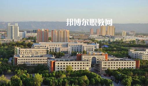新疆石河子衛(wèi)生學校2021年有哪些專業(yè)?我們知道同學們在選擇專業(yè)的時候?qū)嶋H上專業(yè)比學校更重要，對于同學們來說在選擇專業(yè)的時候是需要慎重的。  新疆石河子衛(wèi)生學校專業(yè)設(shè)置 學校設(shè)有：護理學、藥劑學、檢驗學三大專業(yè)。其中護理學：有中專和大專兩種，大專為石河子大學在該校委培專業(yè)，頒發(fā)石河子大學的畢業(yè)證書。  新疆石河子衛(wèi)生學校學校優(yōu)勢 學校地址位于石河子市中心位置，旁邊為石河子市人民醫(yī)院(農(nóng)八師石河子市人民醫(yī)院)也是石河子的120急救中心。步行至石河子市游憩廣場只需要10分鐘，學校地理位置屬于石河子市市中心。交通發(fā)達。  學習優(yōu)勢：每門課程都有專業(yè)的老師帶教，在每個假期，都將組織學生參與臨床見習，增加學生的臨床經(jīng)驗。  其他優(yōu)勢：每一位在校生，都可以申請國家貧困助學金，國家撥款，每人每年1500元，均發(fā)至學生手上，解決了學生的基本溫飽問題，為貧困學生創(chuàng)造了學習條件。  另：南疆三地州學生、農(nóng)村籍學生、貧困生(非城市、城鎮(zhèn)戶口)可以申請減免學費，每人每年減免2000元，即只需繳納400元，即可上學，完成貧困學生學習的心愿。學生可以使用半價火車票往返，每年4次。  新疆石河子衛(wèi)生學校學校榮譽 學校以治校嚴謹，講求質(zhì)量，辦學成績斐然而著稱。多年來被石河子市評為“精神文明先進單位”、“民族團結(jié)先進單位”、“衛(wèi)生綠化先進單位”、“綜合治理先進單位”、“招生先進集體”，“德育教育先進學校”。 2000年通過兵團《中等醫(yī)學主要專業(yè)設(shè)置》評估;2003年通過兵團《中等職業(yè)學校合格評估》;2002年被國家教育部首批確定為“全國護理專業(yè)示范點學校”;2003年教育部評估為“全國重點中等職業(yè)學校”;2004年教育部確定為全國“護理專業(yè)領(lǐng)域技能型人才培養(yǎng)培訓基地”，同時，被國家教育部列為“全國衛(wèi)生職業(yè)教學模式研究課題組學校”、“面向二十一世紀全國衛(wèi)生職業(yè)學校系列教改教材編輯委員會”學校. 2005年4月，參加“全國護理教學改革成果展示賽”榮獲團體“二等獎”和“組織獎”。2005年12月被教育教育部評為“全國護理教學改革先進學校”。  小編為同學們整理好了學校的招生專業(yè)，同學們可以仔細的看看，對于同學們自己來說選擇一個適合自己的專業(yè)是非常重要的事情的哦，這樣才能保證后期的就業(yè)的哦。