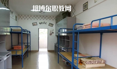 貴定縣技工學(xué)校報名條件、招生要求、招生對象是什么要求呢?每一個學(xué)校在招收學(xué)生的時候都是會有自己的要求的，同學(xué)們在找學(xué)校的時候也特別的擔(dān)心自己能不能符合到學(xué)校，小編就遇到很多這樣的學(xué)生來問，為了幫助同學(xué)們了解，小編就來整理一下學(xué)校這方面的要求。  貴定縣技工學(xué)校招生對象和條件 具有本縣戶籍井且參加當(dāng)年中招考試，品德合格、身體健康，自愿報名的應(yīng)屆初中畢業(yè)生     貴定縣技工學(xué)校錄取方式 根據(jù)當(dāng)年高中錄取分?jǐn)?shù)線下浮50分以內(nèi)，錄滿名額為止。  貴定縣技工學(xué)校就讀形式 第一學(xué)年在貴定職校就讀，開設(shè)普通高中一年級課程，適當(dāng)增加職業(yè)技能基礎(chǔ)課。一年后通過參加由貴定一中統(tǒng)一組織的選拔考試，按比例分流到貴定一中就讀。也可根據(jù)自己的意向選擇我校專業(yè)就讀，走技能成才之路，通過備考后報讀高職院校。  貴定縣技工學(xué)校校企合作 為貫徹落實好國家關(guān)于加強(qiáng)東西部扶貧協(xié)作的要求，進(jìn)一步加強(qiáng)職業(yè)教育東西協(xié)作，發(fā)揮職業(yè)教育助推脫貧攻堅的重要作用。5月7日，副縣長荊茂團(tuán)、政府辦副主任韋凱倫、扶貧辦副主任蔡健一行，來到貴定職校開展關(guān)于廣州市南沙區(qū)“美的集團(tuán)”專項結(jié)對幫扶調(diào)研會議，貴定縣人力資源和社會保障局副局長、黨組副書記、貴定職校校長周傳德同志、副校長羅連慧等參加了會議。  會上，荊茂團(tuán)副縣長首先指出：要貫徹好國家“東西協(xié)作”的要求，落實好東部地區(qū)幫助西部地區(qū)盡快實現(xiàn)全面脫貧的工作，他強(qiáng)調(diào)，在職業(yè)教育上解決學(xué)生就業(yè)問題是關(guān)鍵。他還向貴定職校校長周傳德同志提出希望：希望貴定職校能輸送專業(yè)性強(qiáng)的學(xué)生到廣州市南沙區(qū)“美的集團(tuán)”工作，解決學(xué)生就業(yè)難的問題。隨后，周校長向荊副縣長匯報了我校當(dāng)前面臨的**困難是缺乏專業(yè)教師和教學(xué)設(shè)施設(shè)備，希望廣州方面能夠給予幫助。  荊副縣長立即表示：廣州市南沙區(qū)“美的集團(tuán)”會派相關(guān)的專業(yè)人員到貴定職校進(jìn)行培訓(xùn)和指導(dǎo)，并希望我校派出相關(guān)專業(yè)教師到美的集團(tuán)進(jìn)行交流學(xué)習(xí)，目的是加快校企合作的廣度與深度，促進(jìn)教學(xué)、師資隊伍質(zhì)量的全面提升，提高就業(yè)簽約率與對口率;如果我校與“美的集團(tuán)”確定校企合作關(guān)系后，“美的集團(tuán)”將會給學(xué)校提供相關(guān)的專業(yè)設(shè)施設(shè)備，開展師資能力培訓(xùn)等，以提高專業(yè)的教育教學(xué)質(zhì)量，真正實現(xiàn)“一人就業(yè)、全家脫貧”。  小編為同學(xué)們整理了關(guān)于學(xué)校的招生條件這些，實際上正常畢業(yè)的同學(xué)基本都是可以就讀的，只是在學(xué)習(xí)專業(yè)的時候同學(xué)們需要慎重一點，有的專業(yè)是有專業(yè)要求的，那個就必須符合，因為關(guān)系到今后的就業(yè)的情況的，小編建議同學(xué)們?nèi)绻_實是要就讀職校的話都要提前一點選擇好。