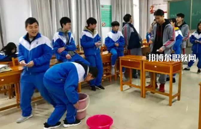 貴陽市經(jīng)濟(jì)貿(mào)易中等專業(yè)學(xué)校2022年學(xué)費(fèi)、收費(fèi)多少