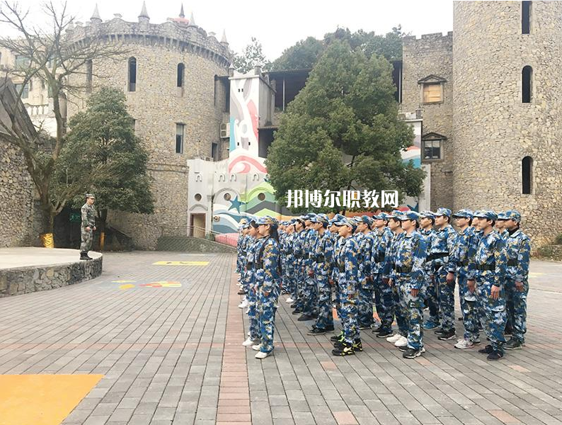 重慶渝中高級職業(yè)學校2022年學費、收費多少