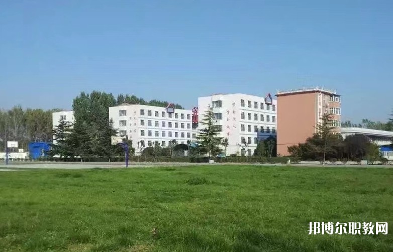 青島博愛成人中等專業(yè)學(xué)校地址，乘車路線