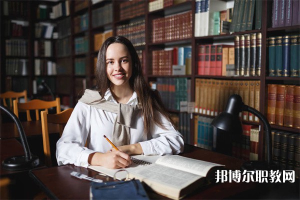 四川哪里的中職學校能讀旅游服務與管理（含導游、鐵路航空服務）專業(yè)
