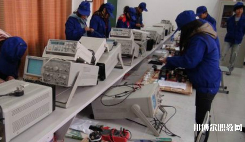 四川2025年初中生考什么電工學校